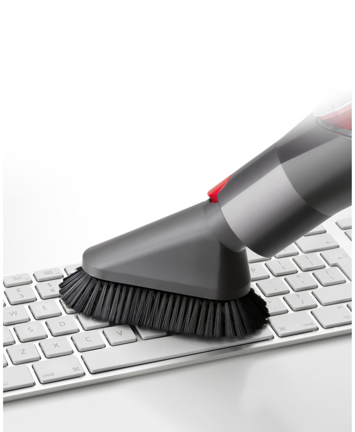 Nahaufnahme der Mini Extra-soft Bürste mit Steckmechanismus auf einer Tastatur