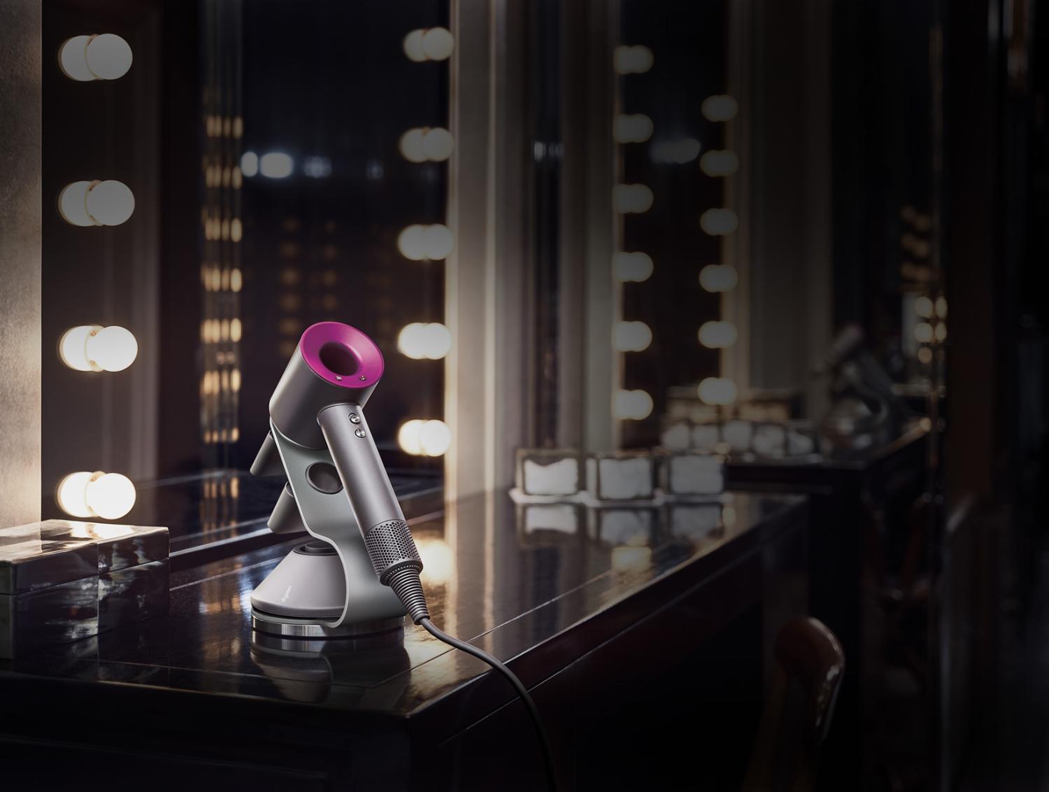 Dyson Supersonic posé sur le support pour sèche-cheveux