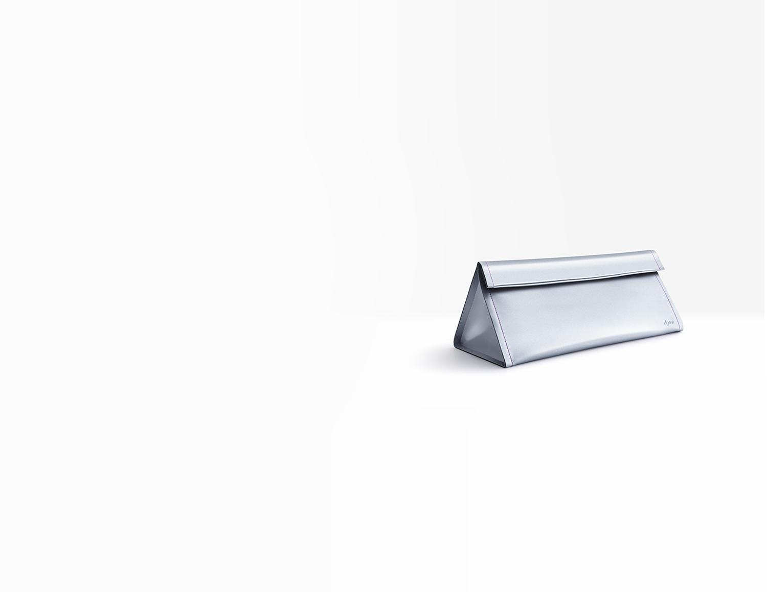 soin-des-cheveux-dyson-supersonic-pochette-platine-hero Pochette de rangement platine pour sèche-cheveux Dyson Supersonic™.