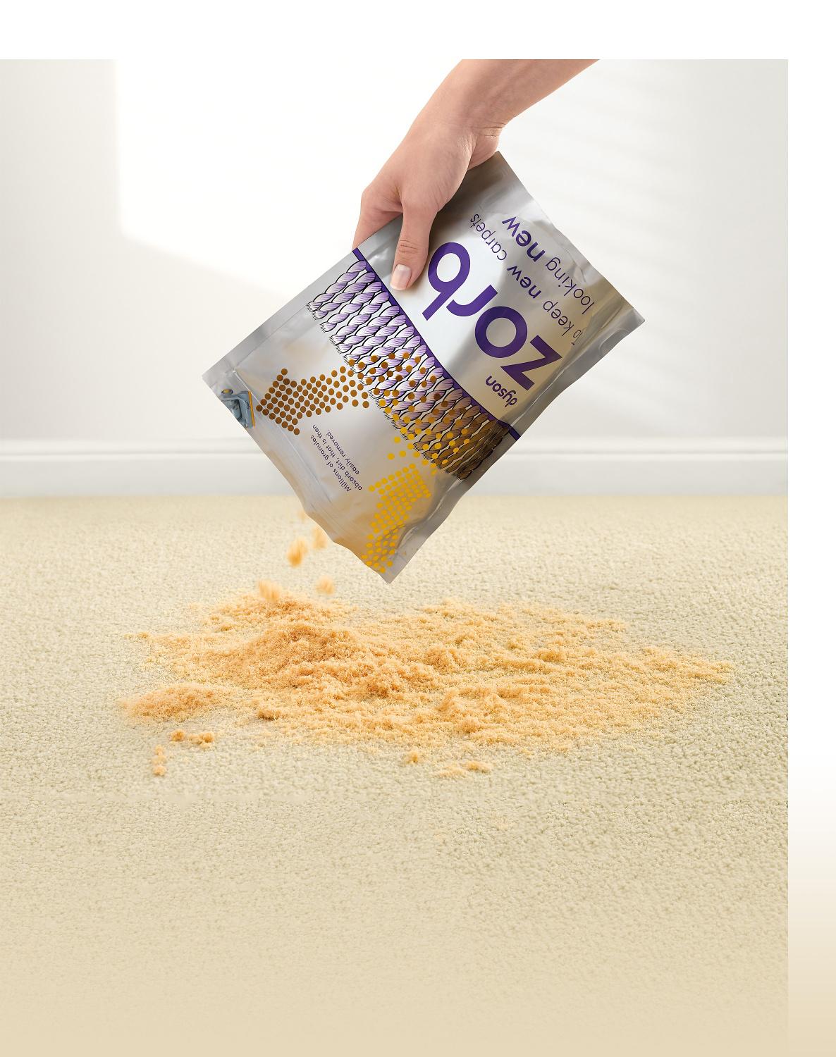 Poudre de nettoyage de tapis Zorb™ sur un tapis