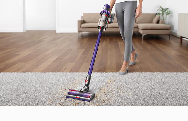 Dyson V10 en fonction sur un plancher