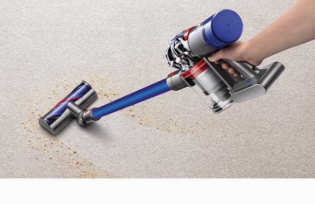 Dyson V7 utilisé sur un tapis