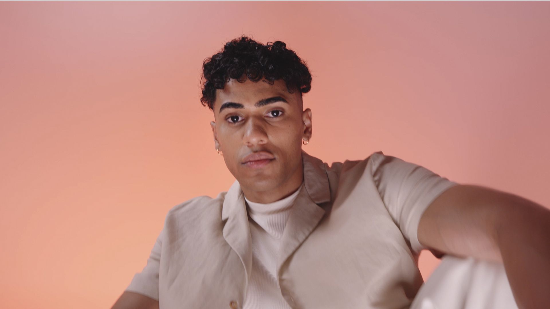 הדוגמנית משתמשת במייבש השיער Dyson Supersonic עם האביזר החדש Flyaway לניטרול חשמל סטטי