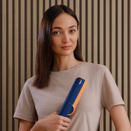 donna che tiene in mano airstrait