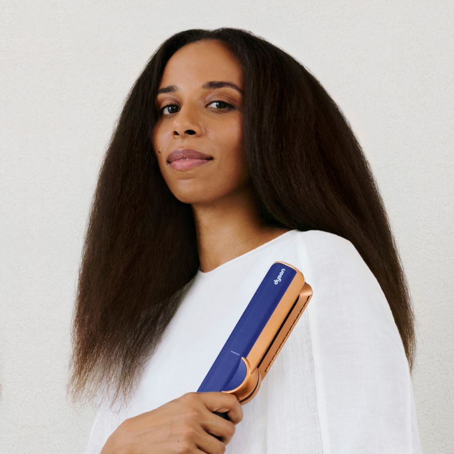 donna che tiene in mano airstrait