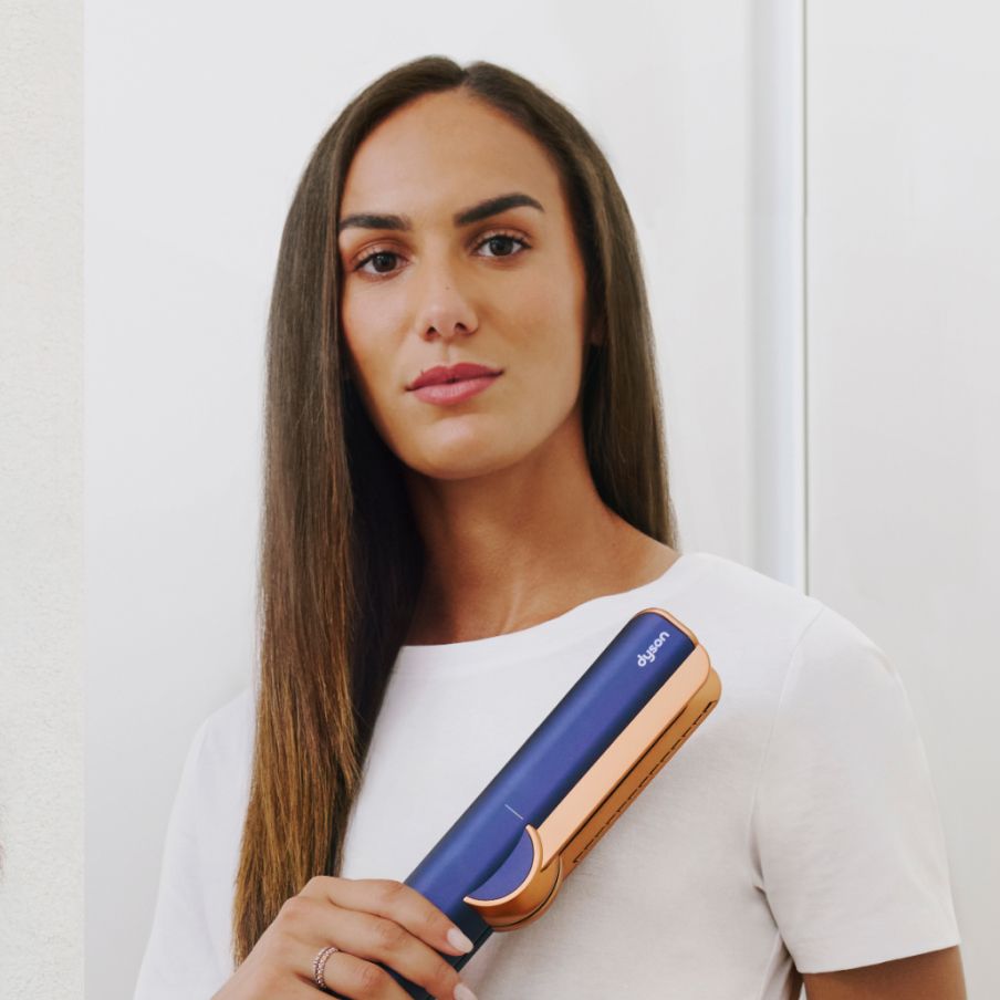 donna che tiene in mano airstrait