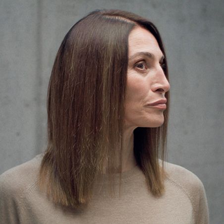 donna che tiene in mano airstrait