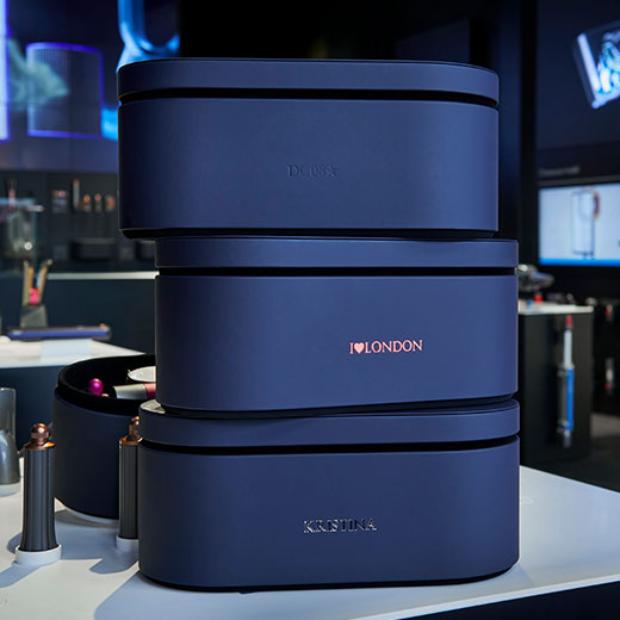 Kaliteli Dyson hediye paketi kağıda sarılmış bir hediye