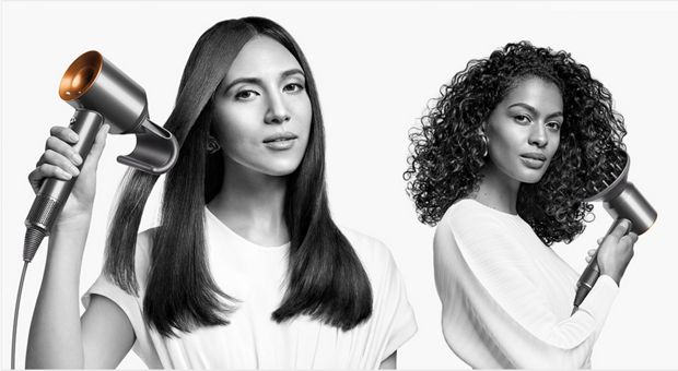 Modelo utilizando la secadora de cabello Dyson Supersonic 