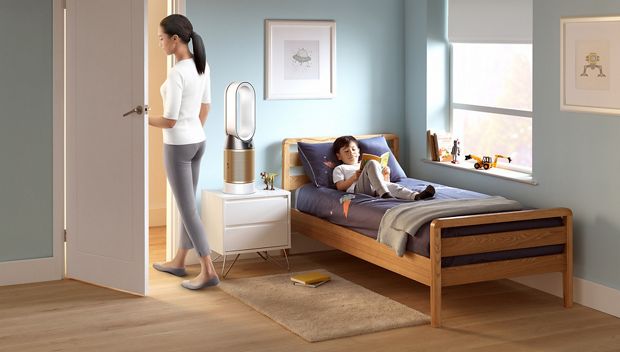 Kobieta wychodząca z pokoju dziecięcego, w którym stoi oczyszczacz powietrza Dyson