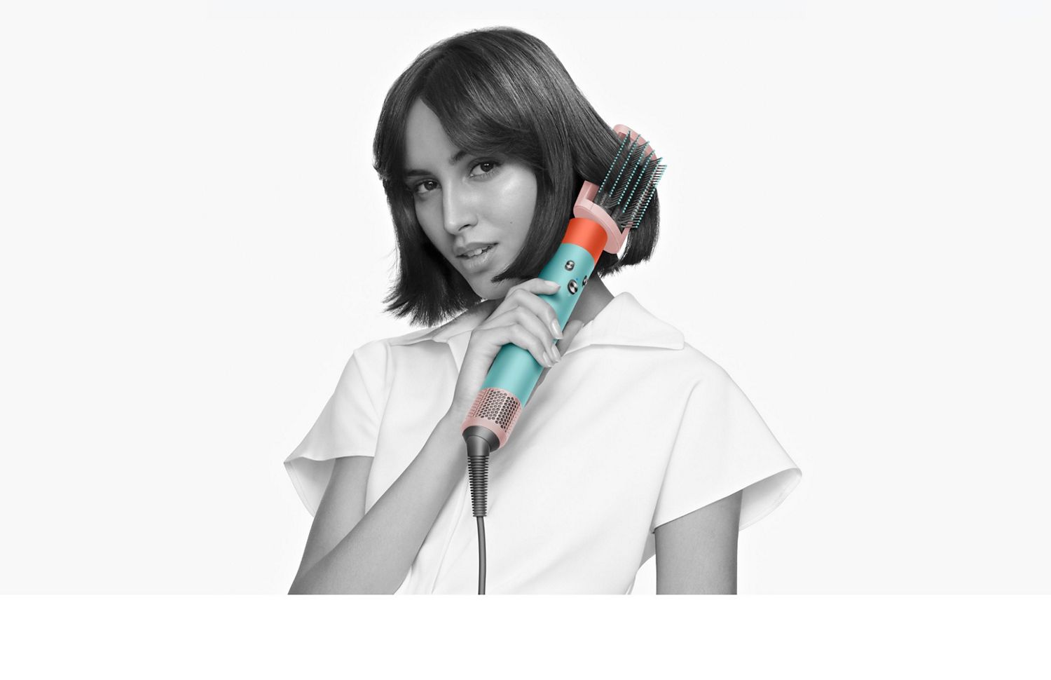 Frau kreiert French Chic Look mit Airwrap in Ceramic Pop