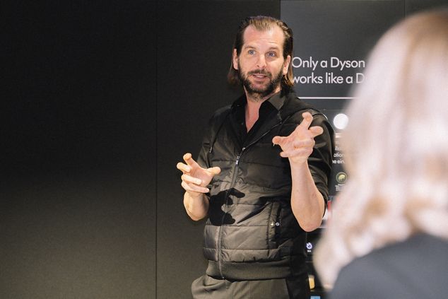 Stylist spricht über das Thema Haarwissenschaft während einer Dyson Masterclass