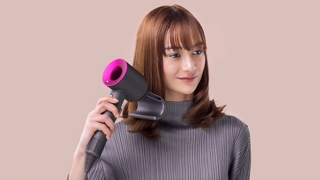 Dyson - Le sèche-cheveux Dyson Supersonic™ se pare d'un nouvel embout  inspiré des techniques professionnelles, l'embout de finition lisse.  Permettant d'apporter un contrôle parfait du style et de maîtriser les  mèches rebelles