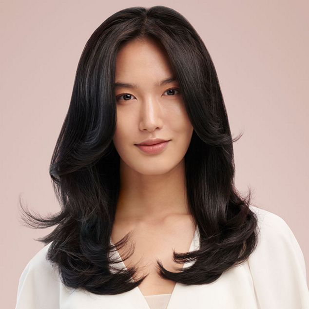 Femme avec des cheveux lisses et pointes recourbées