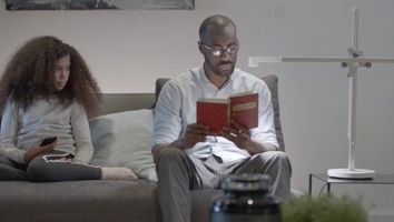 Video of a middle-aged man reading under the Lightcycle task light