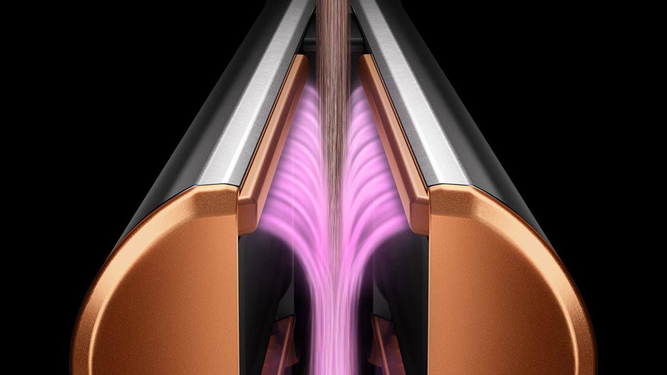 Le lisseur Dyson Airstrait avec les bras verrouillés. Les superpositions graphiques roses montrent la direction du flux d'air. Le lisseur Dyson Airstrait avec les bras verrouillés. Les superpositions graphiques roses montrent la direction du flux d'air.