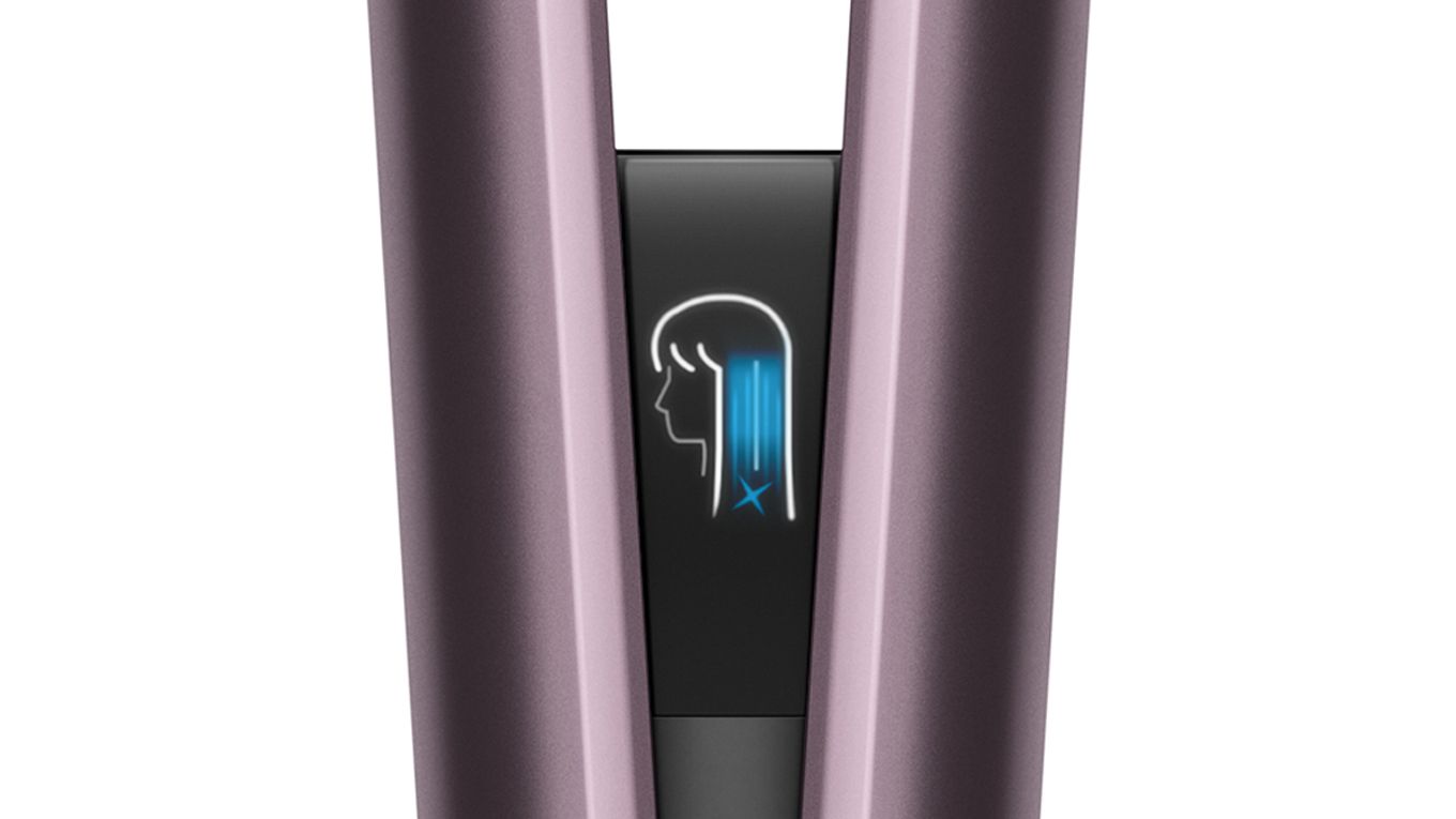لقطة مقربة لشاشة LCD الخاصة بجهاز Dyson Airstrait والتي تعرض الوضع البارد. Gros plan de l'écran LCD du Dyson Airstrait montrant le mode Cool.