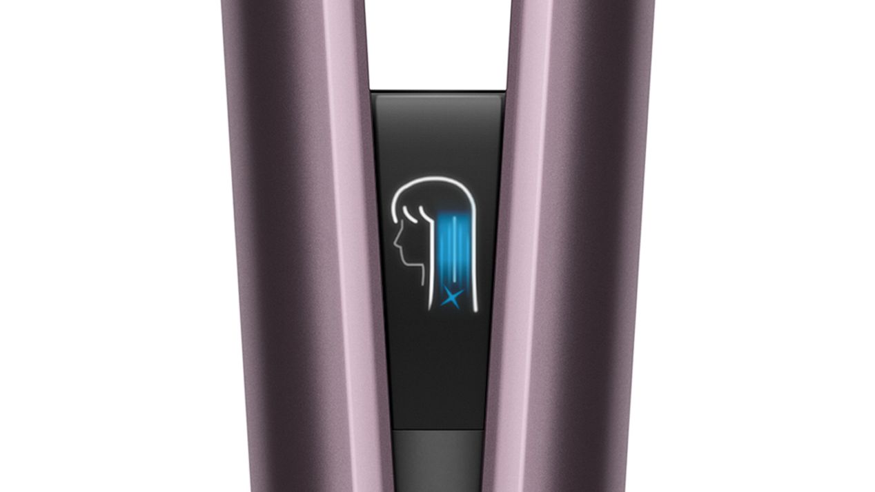Primer plano de la pantalla LCD del Dyson Airstrait que muestra el modo Cool.