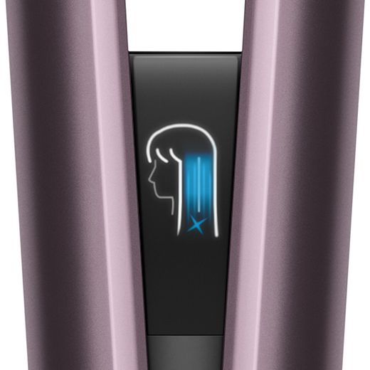 Gros plan de l'écran LCD du Dyson Airstrait montrant les paramètres sélectionnés.