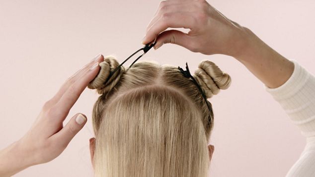 As molas de cabelo Dyson são utilizadas por uma modelo para seccionar o cabelo pronto a ser penteado.