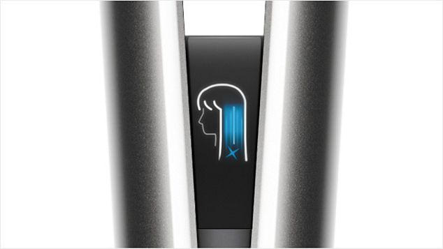 Grande plano do ecrã LCD do Dyson Airstrait que mostra o modo Cool.