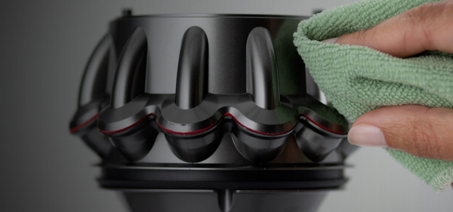 Ein generalüberholter Dyson Staubsauger wird von einem Dyson Expert gereinigt.