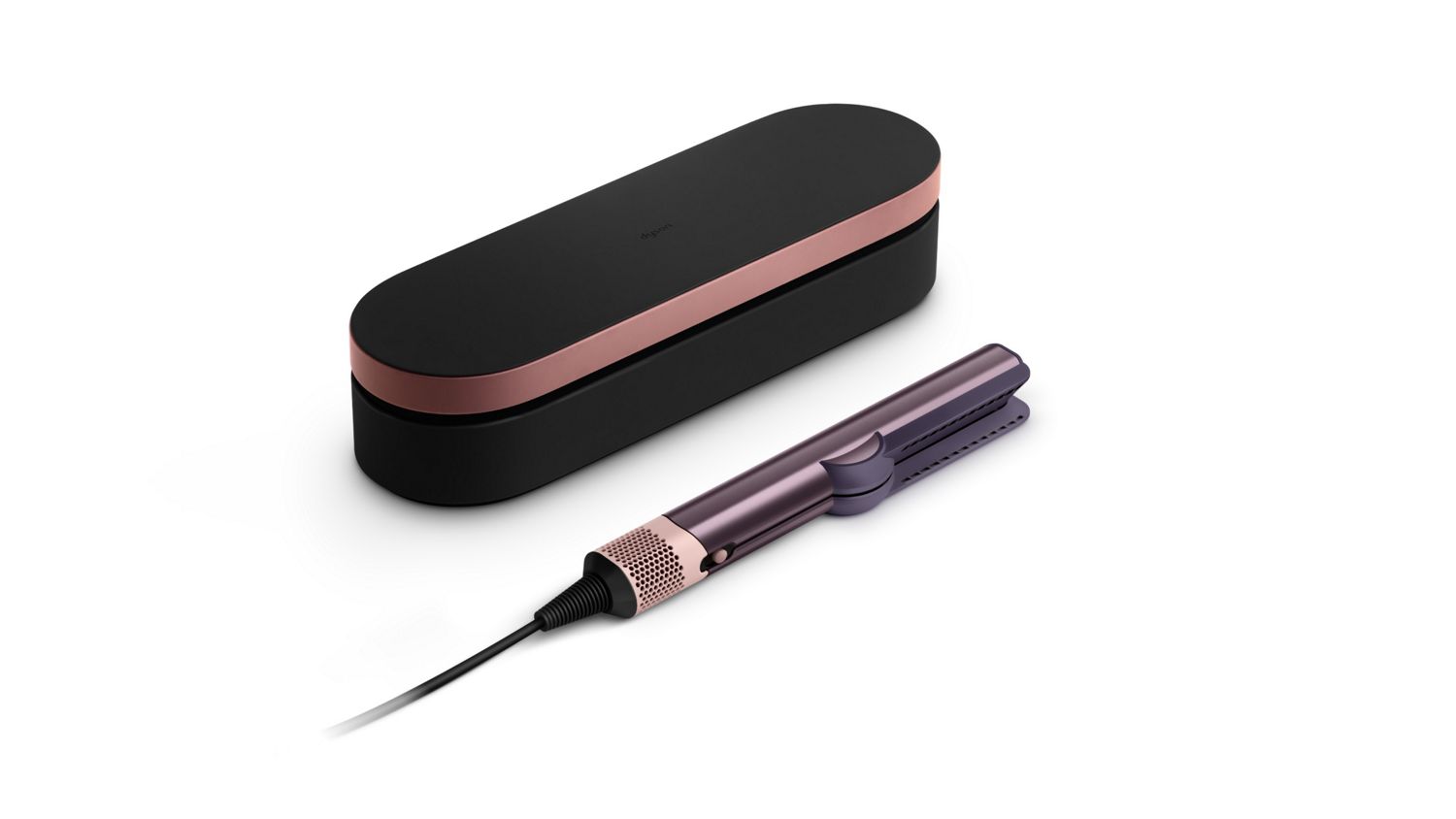 Una modella con capelli castani ricci di media lunghezza prima della messa in piega, con i capelli bagnati, e poi mostrata dopo aver utilizzato la piastra Dyson Airstrait.