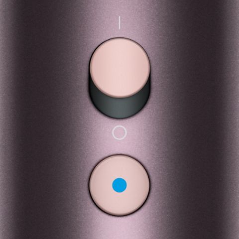 Tænd/sluk-knappen samt Cold Shot-knappen på Dyson Supersonic Nural hårtørreren.