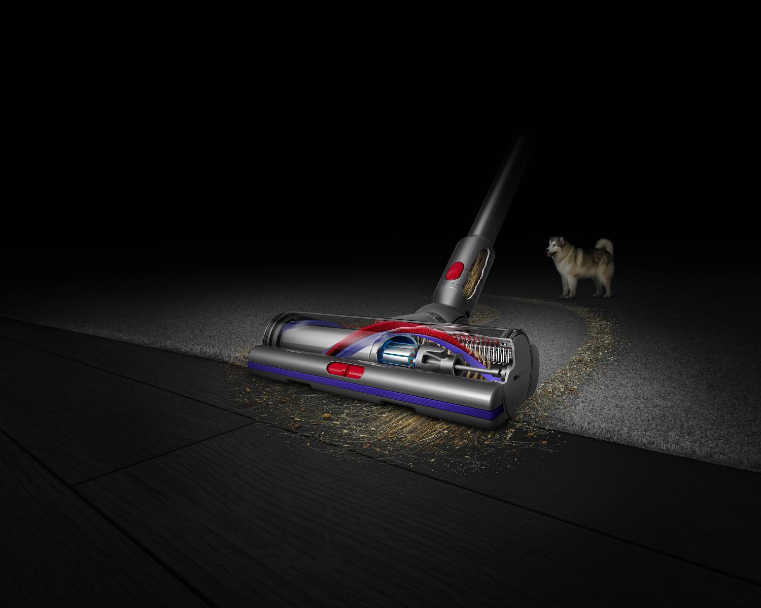 Cepillo Dyson Motorbar™ aspirando sobre suelo duro y alfombras