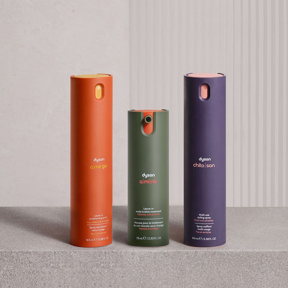 Eine Flasche Dyson Omega Leave-in-Pflegespray.