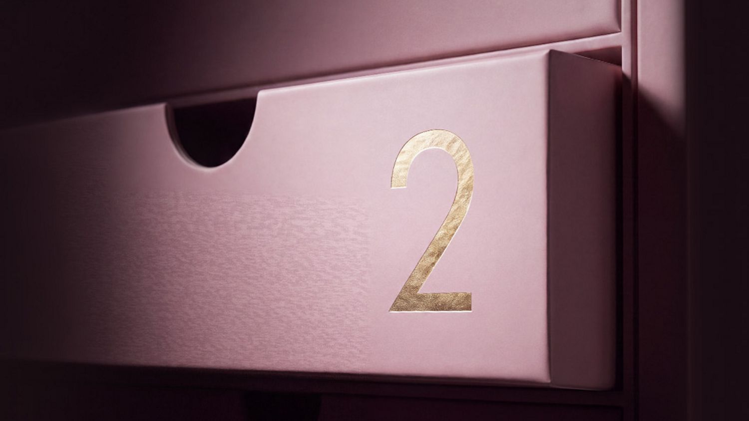 Eine Schublade des Dyson Beauty Adventskalenders wird geöffnet.