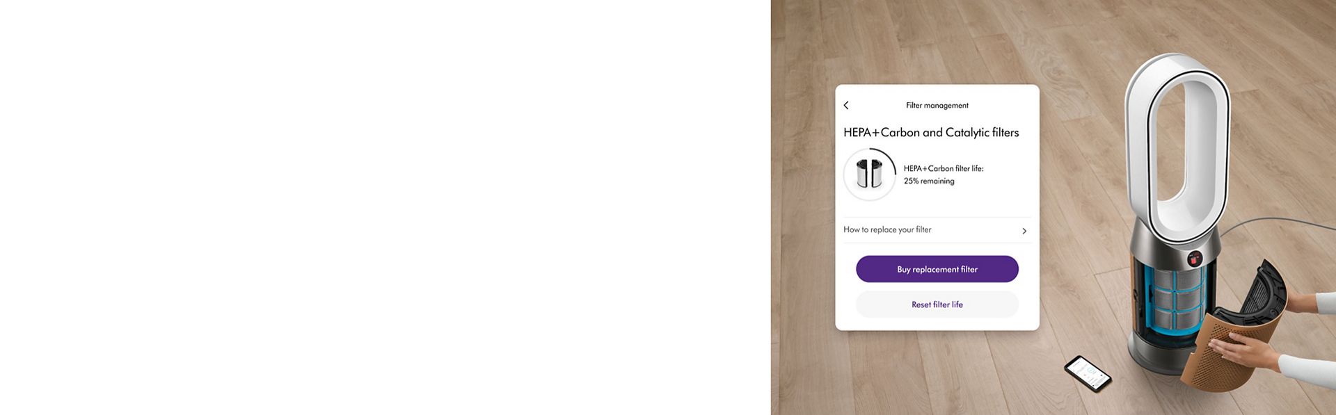 MyDyson uygulamasındaki talimatları kullanarak filtresini değiştiren bir Dyson hava temizleyici sahibi.
