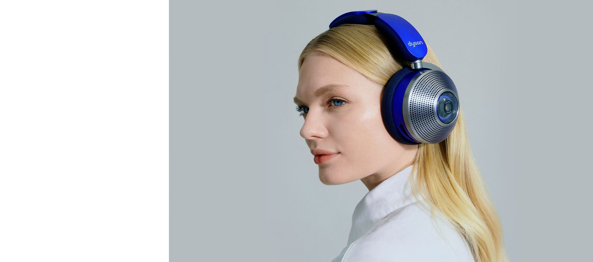 Modello che indossa le cuffie con cancellazione del rumore Dyson Zone
