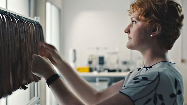 Kobieta badająca rodzaje włosów