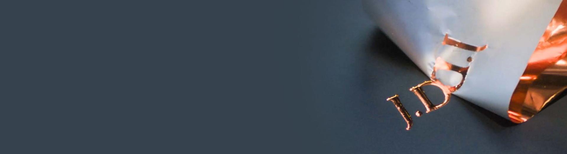 Wytłaczanie inicjałów na etui w sklepie Dyson