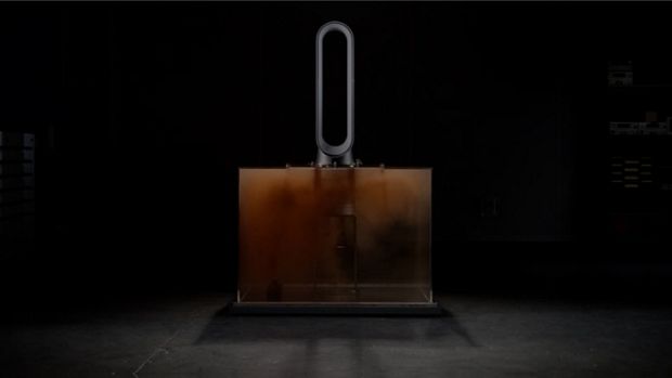 Test odasının havasına hiçbir kirleticiyi sızdırmayan Dyson hava temizleyici.