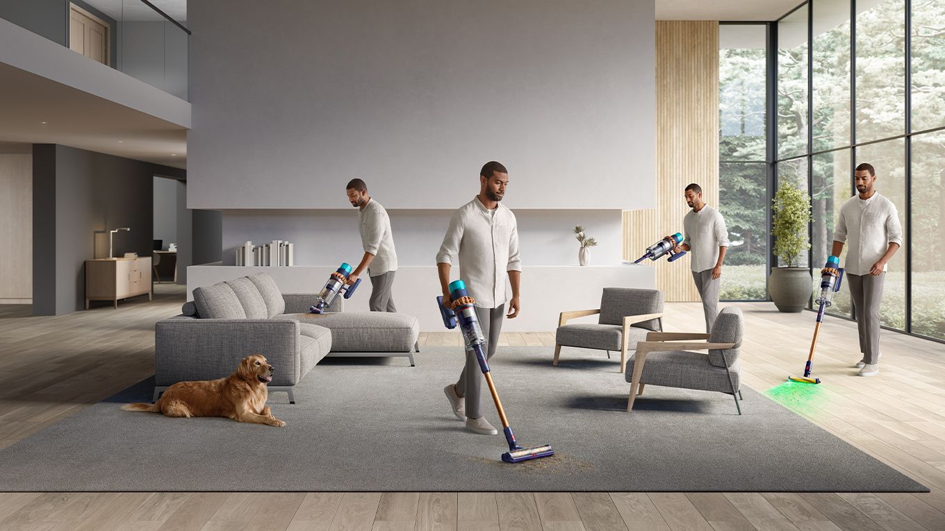 Frau reinigt mit Dyson Staubsauger bei Allergie Frau reinigt mit Dyson Staubsauger bei Allergie