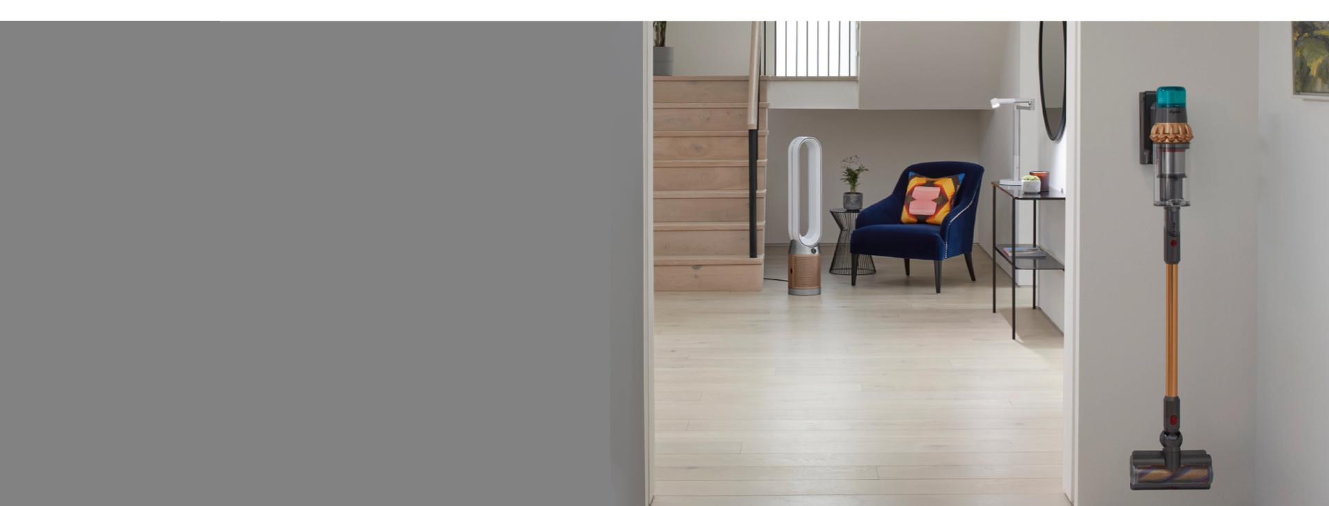 Oczyszczacz i odkurzacz Dyson w korytarzu