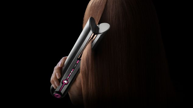 Der Dyson Corrale™ Haarglätter mit biegsamen Kupferheizplatten wird zum Stylen von Haaren benutzt