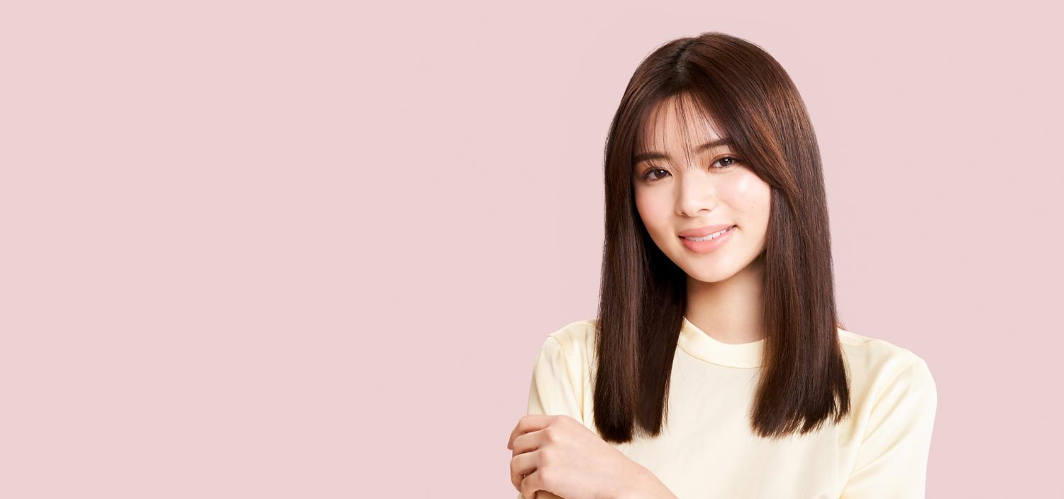 なめらかなヘアスタイルとおろした前髪のモデル