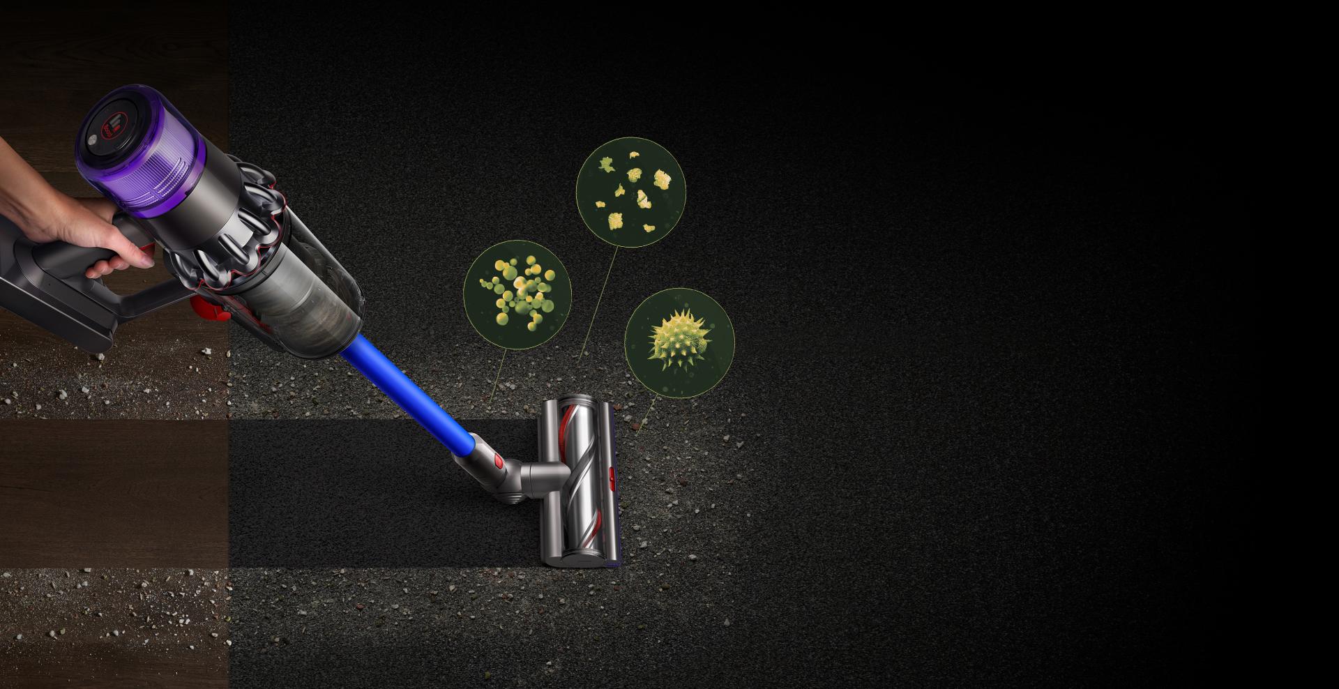 مكنسة Dyson V11™ أثناء التقاطها للأتربة الدقيقة والمواد المسببة للحساسية وغبار اللقاح من الأرضية.