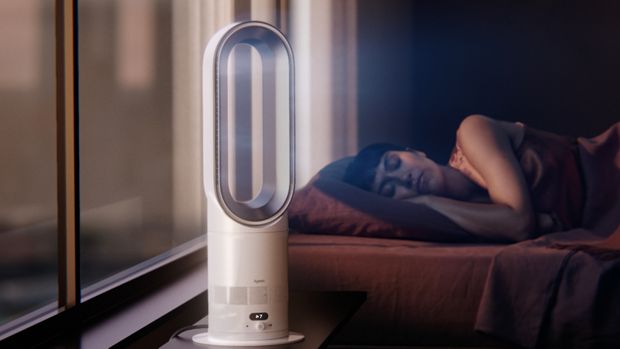 Sieviete guļ kopā ar savu „Dyson“ gaisa attīrītāju-ventilatoru