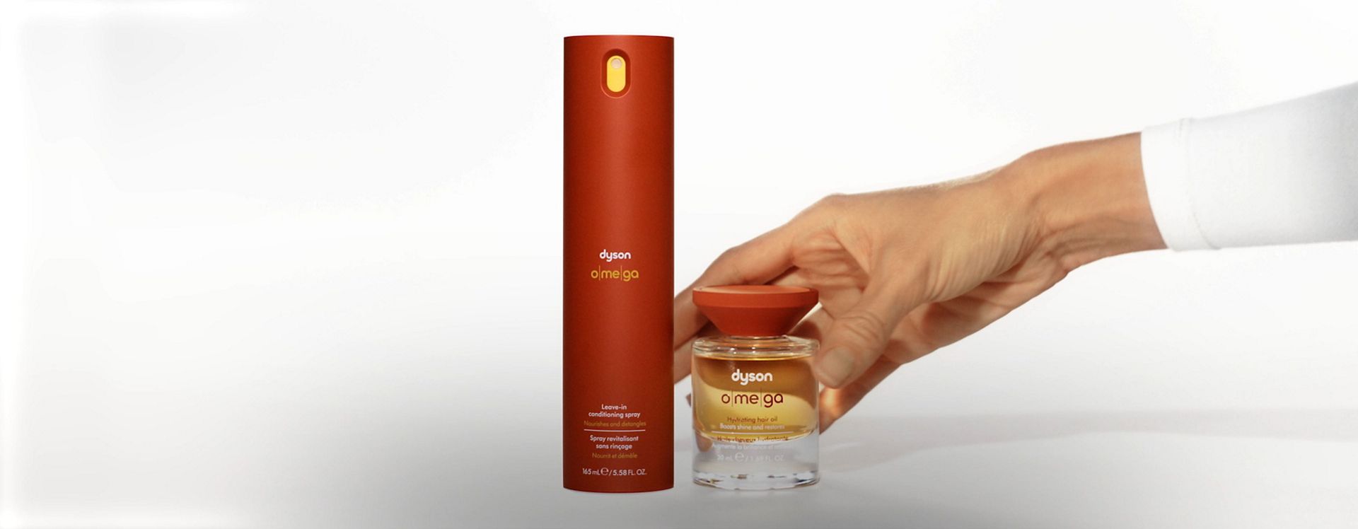 Osoba wybiera serię kosmetyków Dyson Omega.