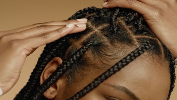 Masaż skóry głowy