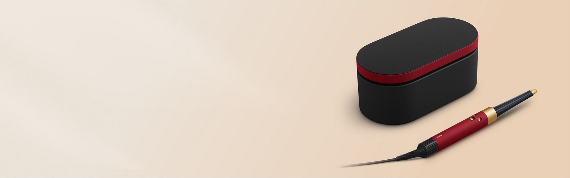 O modelador e secador multifunções Dyson Airwrap i.d. com estojo de apresentação em veludo vermelho e dourado.