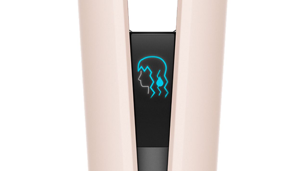 The LCD screen on the Dyson Airstrait showing an icon of someone with wet hair. The LCD screen on the Dyson Airstrait showing an icon of someone with wet hair.
