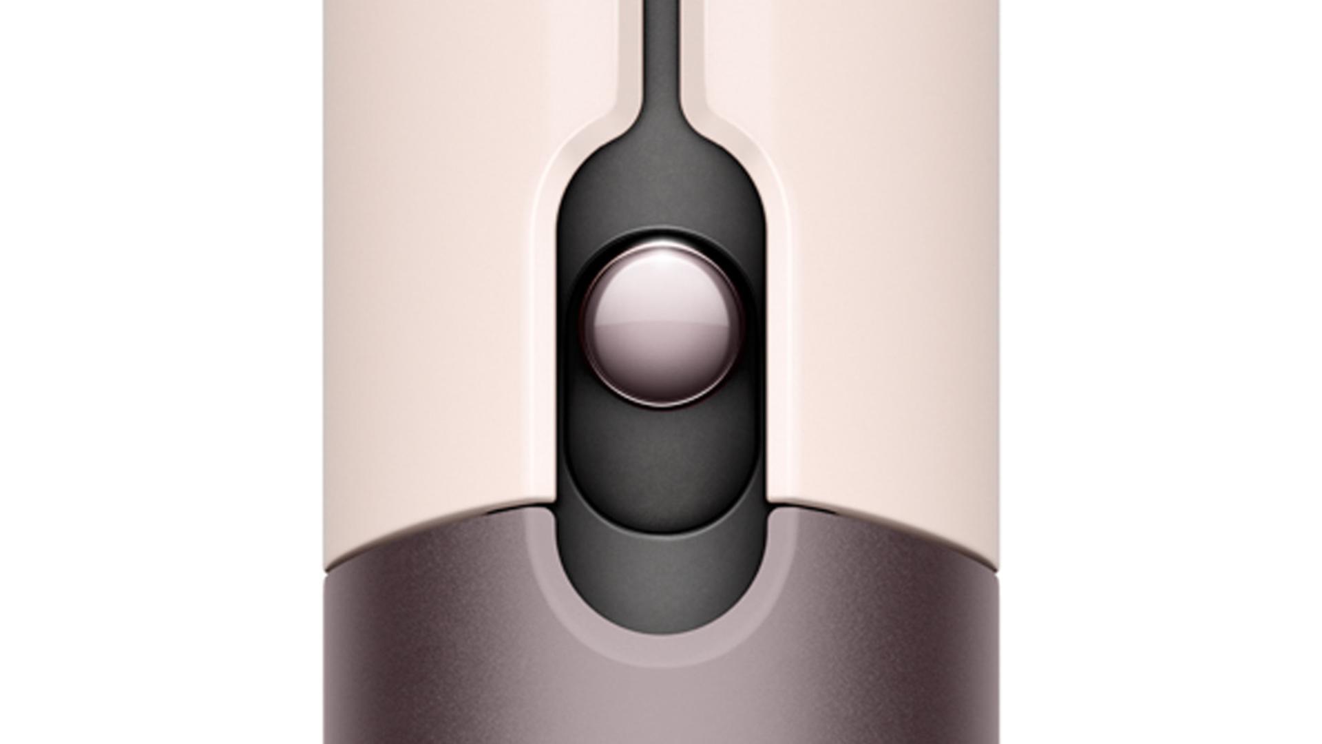 Zbliżenie na przełącznik blokady na prostownicy Dyson Airstrait.