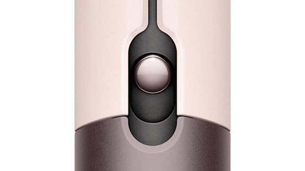 Zbliżenie na przełącznik blokady na prostownicy Dyson Airstrait.