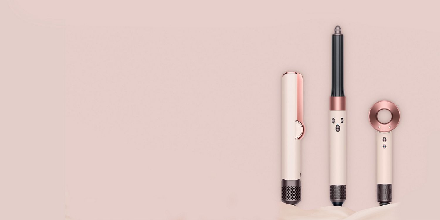 Un sèche-cheveux Dyson Supersonic r est utilisé par un modèle pour sécher ses longs cheveux bruns.