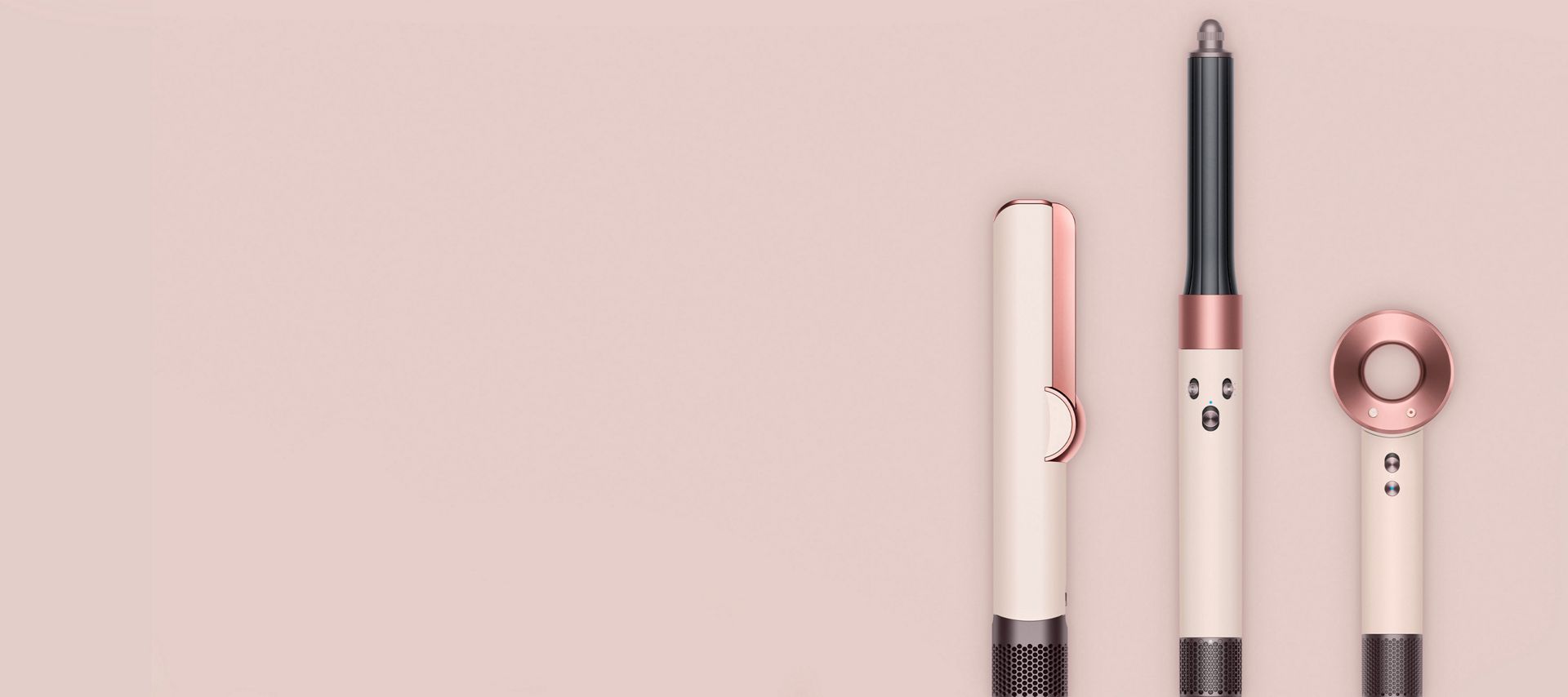 Un sèche-cheveux Dyson Supersonic r est utilisé par un modèle pour sécher ses longs cheveux bruns.